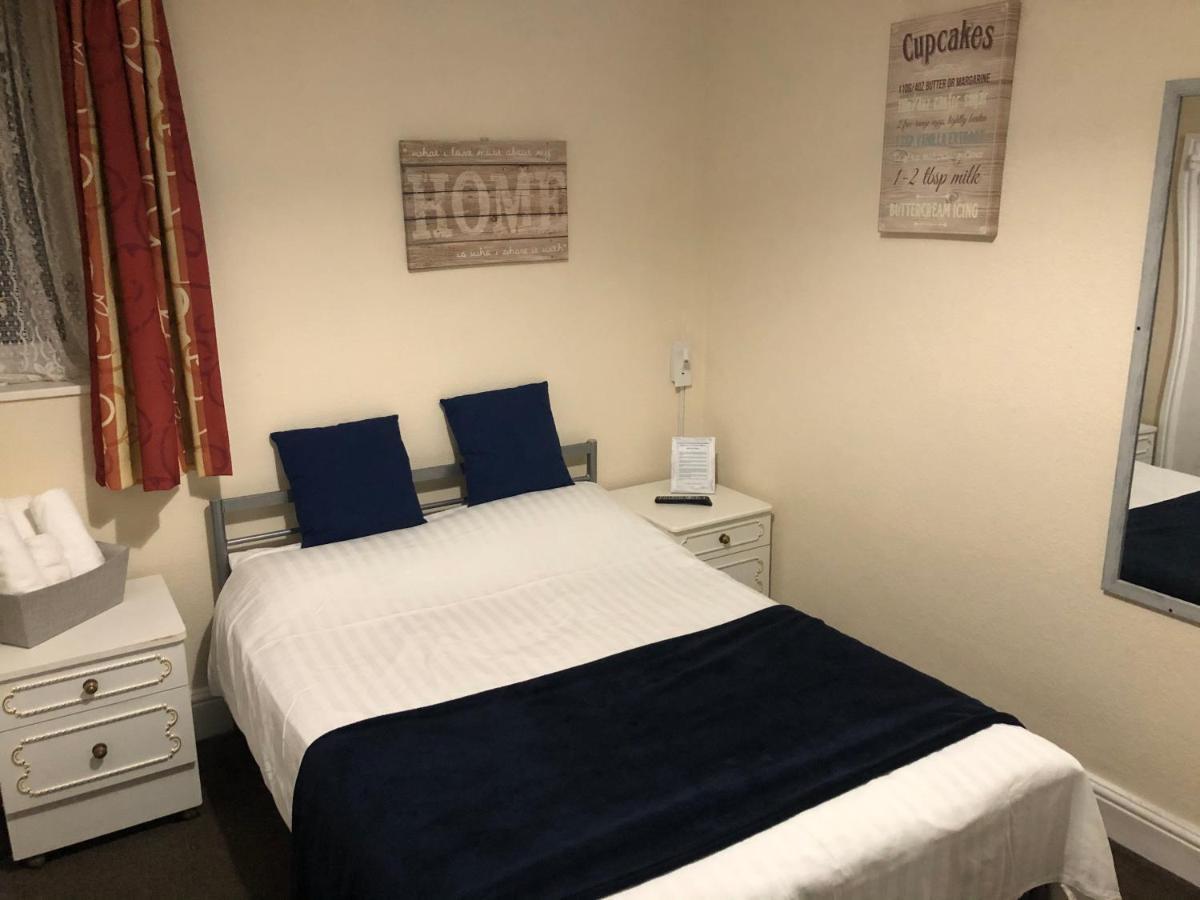 Victoria House - Self Catering Quiet Guesthouse - Adult Singles And Couples Only Blackpool Exterior photo
