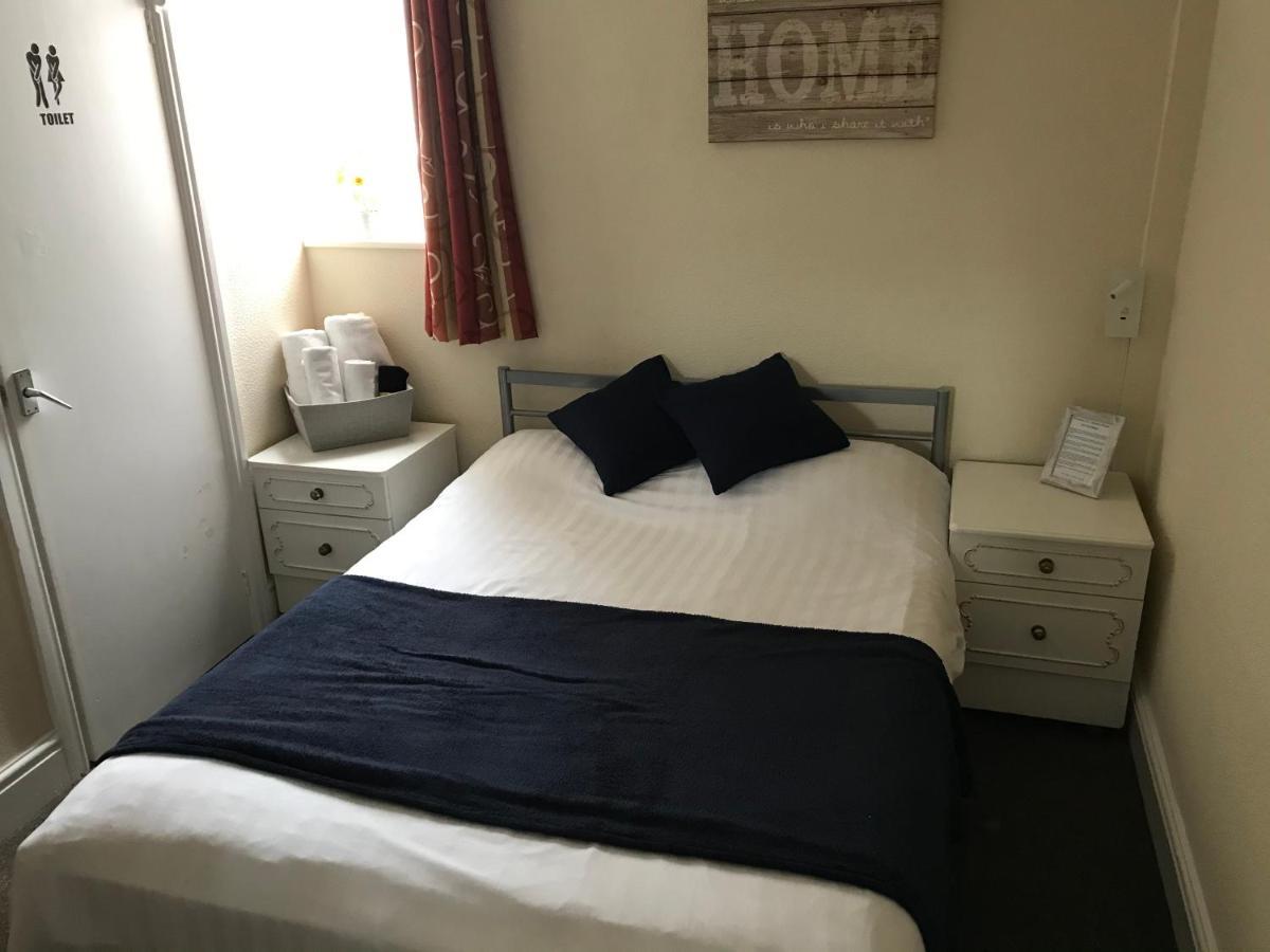 Victoria House - Self Catering Quiet Guesthouse - Adult Singles And Couples Only Blackpool Exterior photo