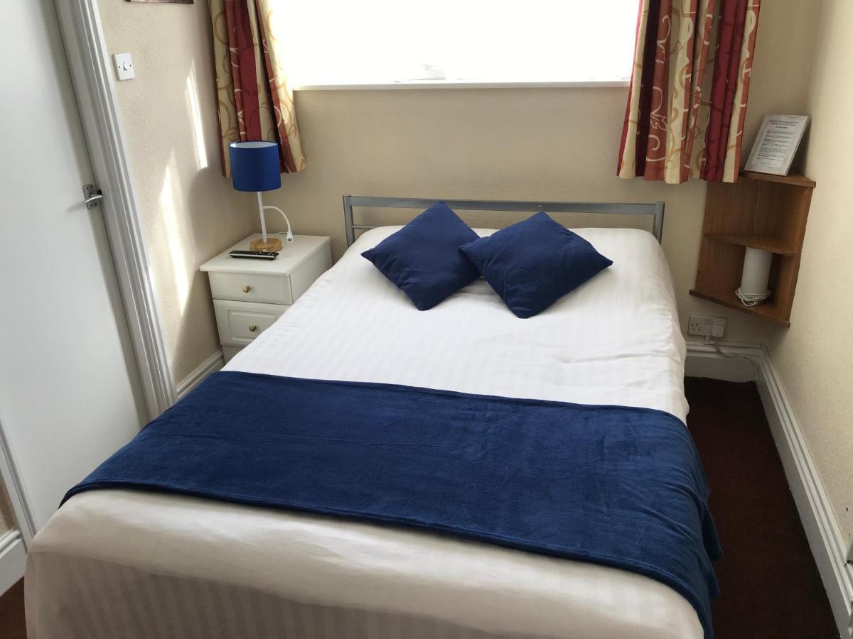Victoria House - Self Catering Quiet Guesthouse - Adult Singles And Couples Only Blackpool Exterior photo