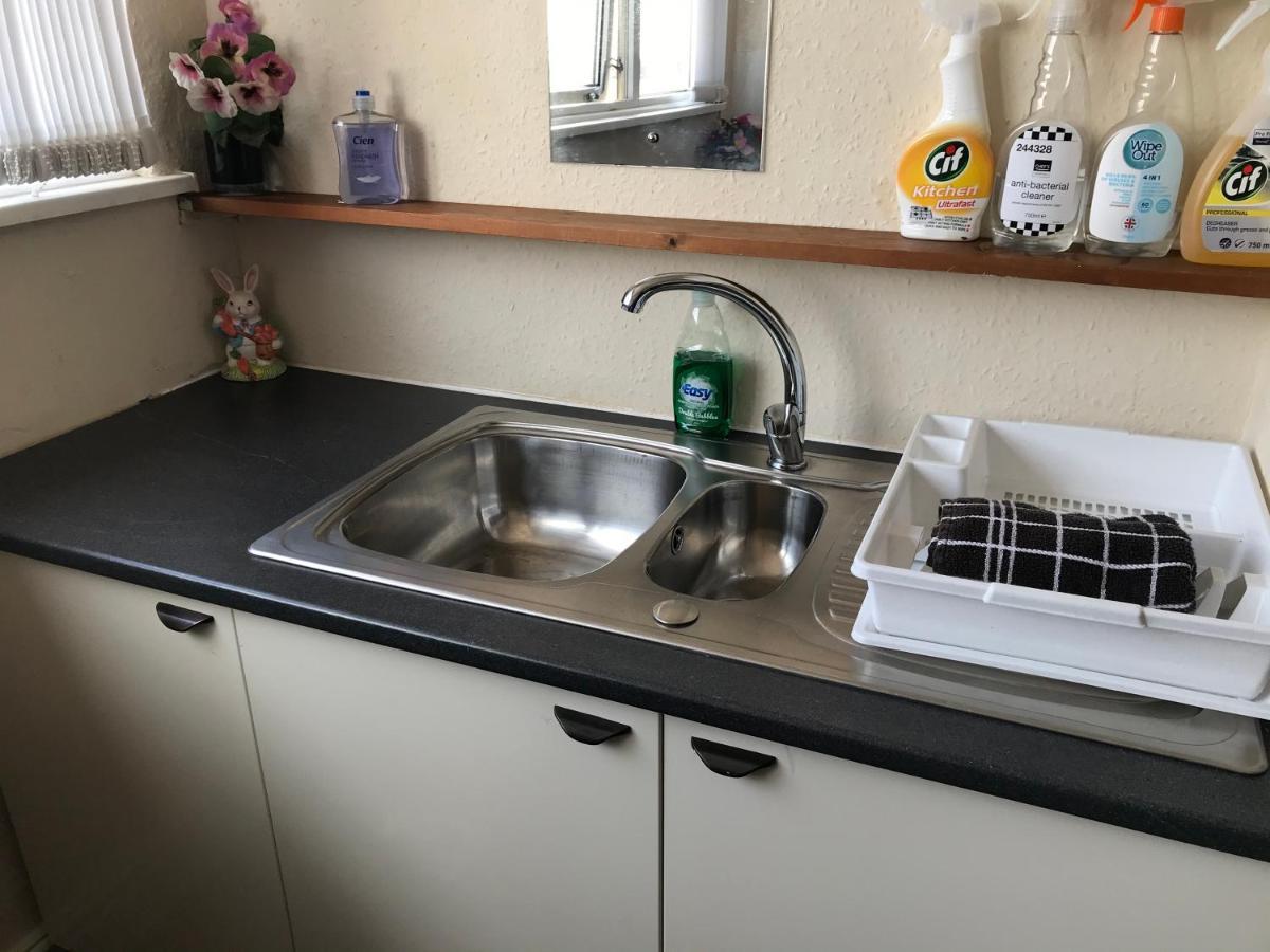 Victoria House - Self Catering Quiet Guesthouse - Adult Singles And Couples Only Blackpool Exterior photo