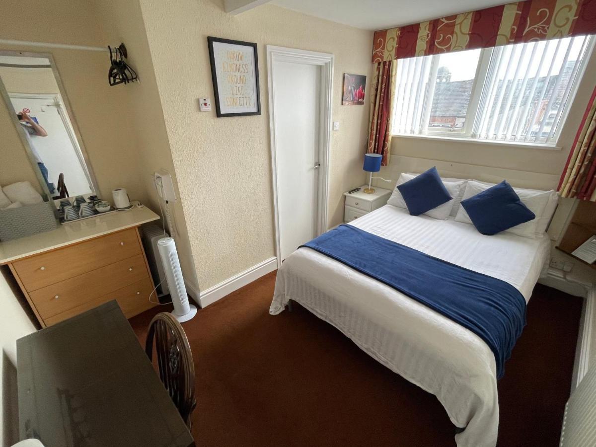 Victoria House - Self Catering Quiet Guesthouse - Adult Singles And Couples Only Blackpool Exterior photo