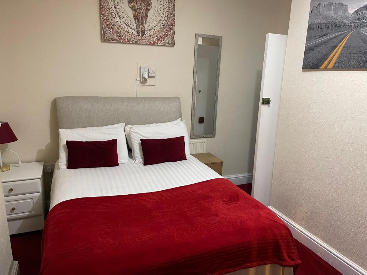 Victoria House - Self Catering Quiet Guesthouse - Adult Singles And Couples Only Blackpool Exterior photo