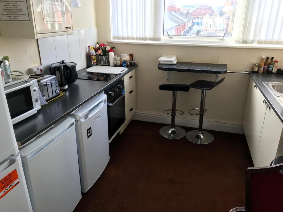 Victoria House - Self Catering Quiet Guesthouse - Adult Singles And Couples Only Blackpool Exterior photo