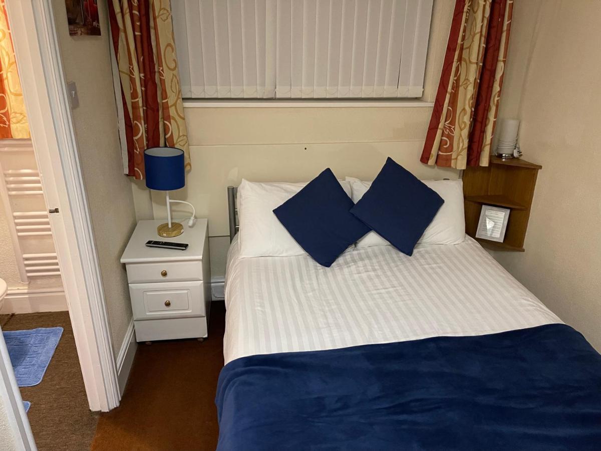 Victoria House - Self Catering Quiet Guesthouse - Adult Singles And Couples Only Blackpool Exterior photo
