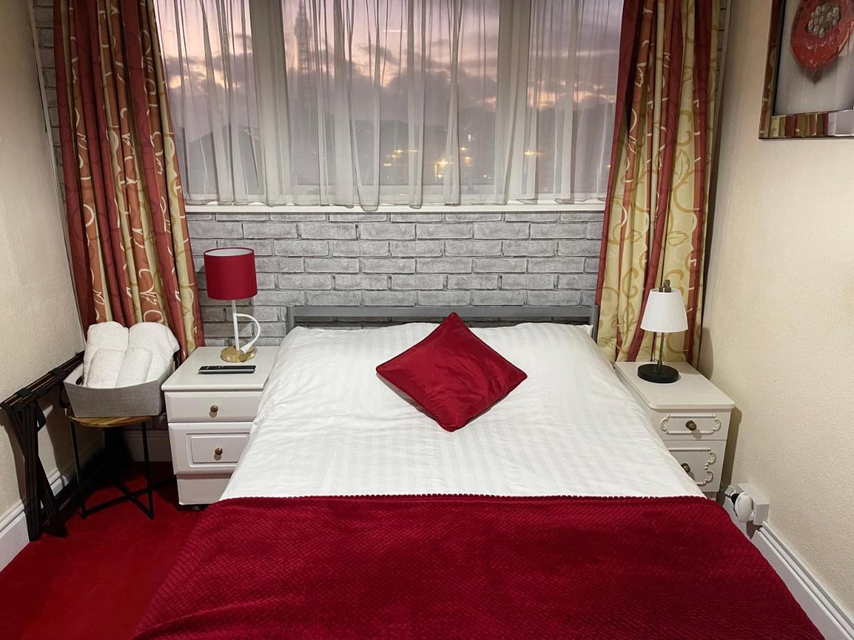 Victoria House - Self Catering Quiet Guesthouse - Adult Singles And Couples Only Blackpool Exterior photo