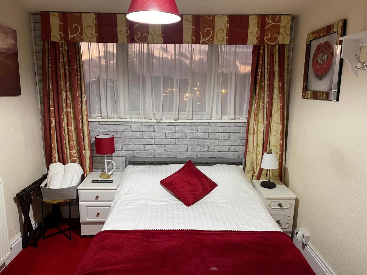 Victoria House - Self Catering Quiet Guesthouse - Adult Singles And Couples Only Blackpool Exterior photo
