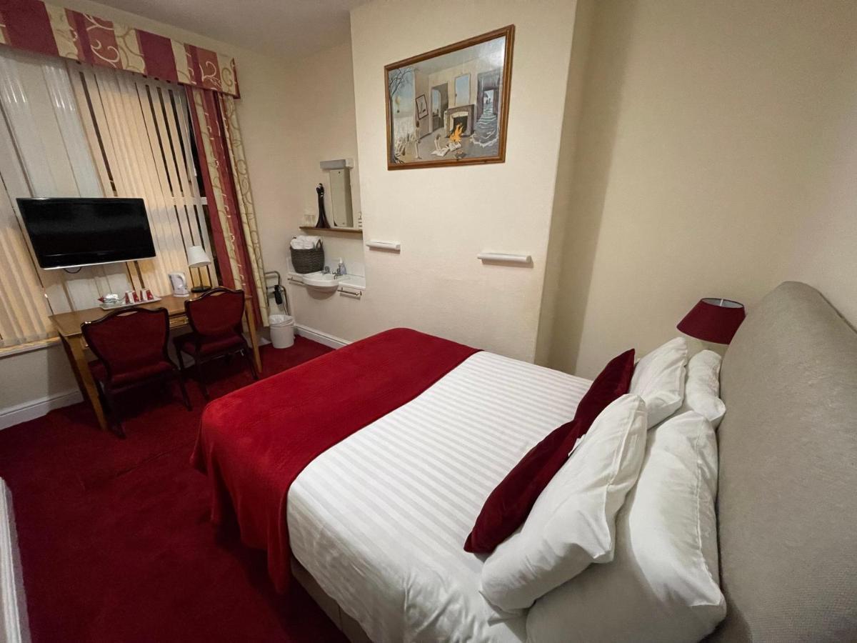 Victoria House - Self Catering Quiet Guesthouse - Adult Singles And Couples Only Blackpool Exterior photo