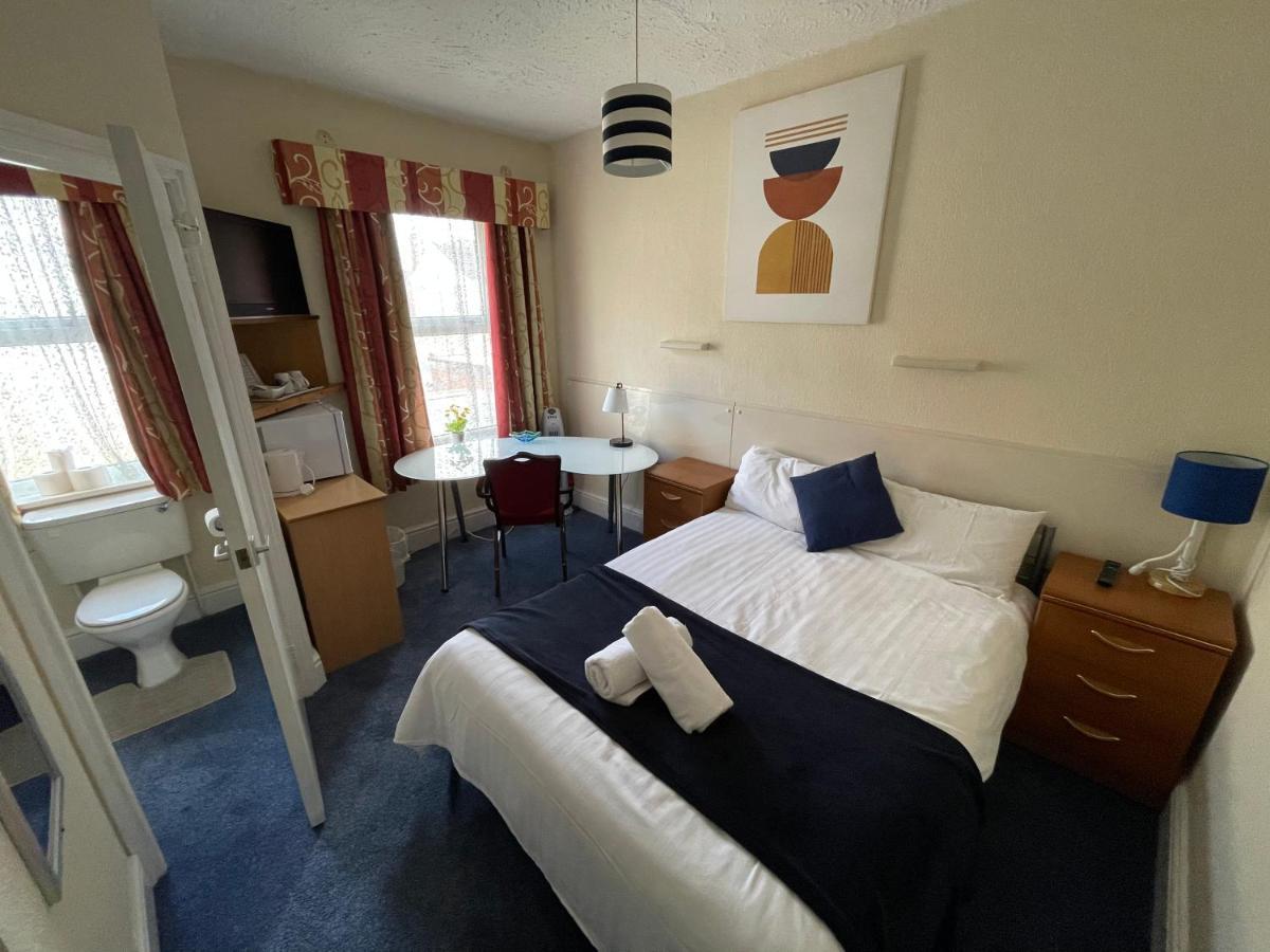 Victoria House - Self Catering Quiet Guesthouse - Adult Singles And Couples Only Blackpool Exterior photo