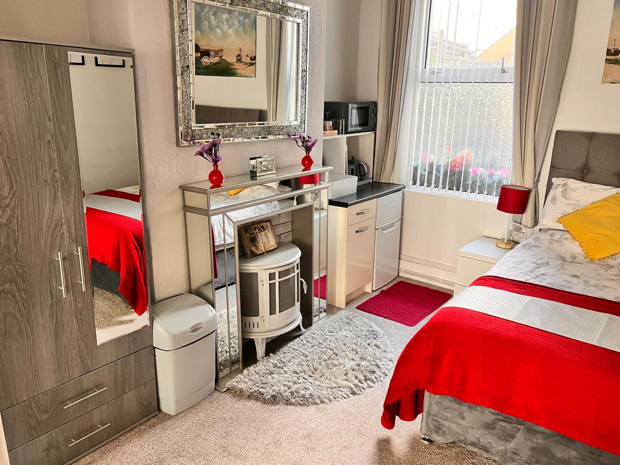 Victoria House - Self Catering Quiet Guesthouse - Adult Singles And Couples Only Blackpool Exterior photo