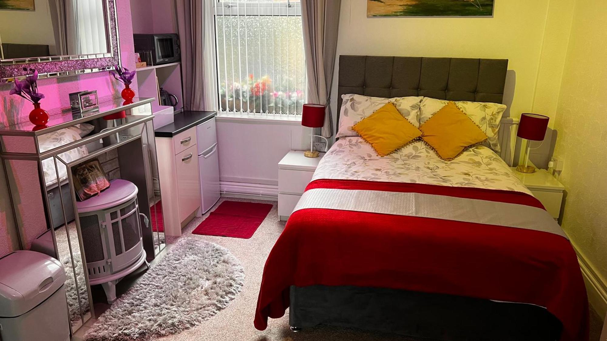 Victoria House - Self Catering Quiet Guesthouse - Adult Singles And Couples Only Blackpool Exterior photo