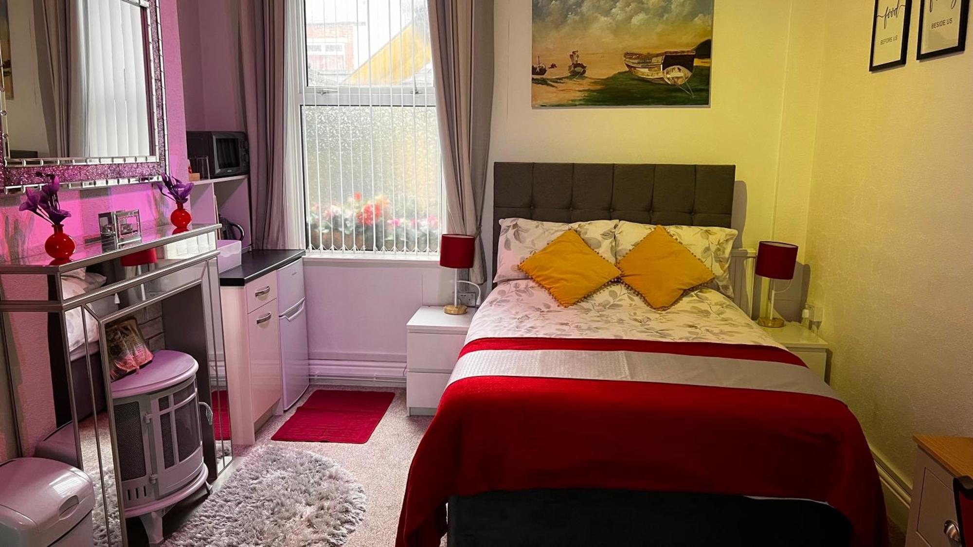Victoria House - Self Catering Quiet Guesthouse - Adult Singles And Couples Only Blackpool Exterior photo