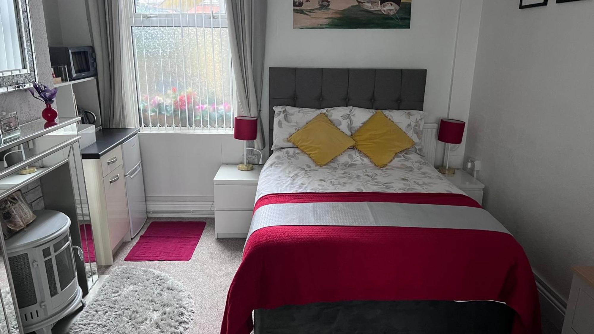 Victoria House - Self Catering Quiet Guesthouse - Adult Singles And Couples Only Blackpool Exterior photo