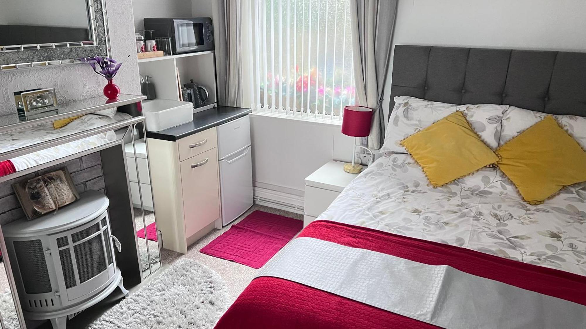 Victoria House - Self Catering Quiet Guesthouse - Adult Singles And Couples Only Blackpool Exterior photo