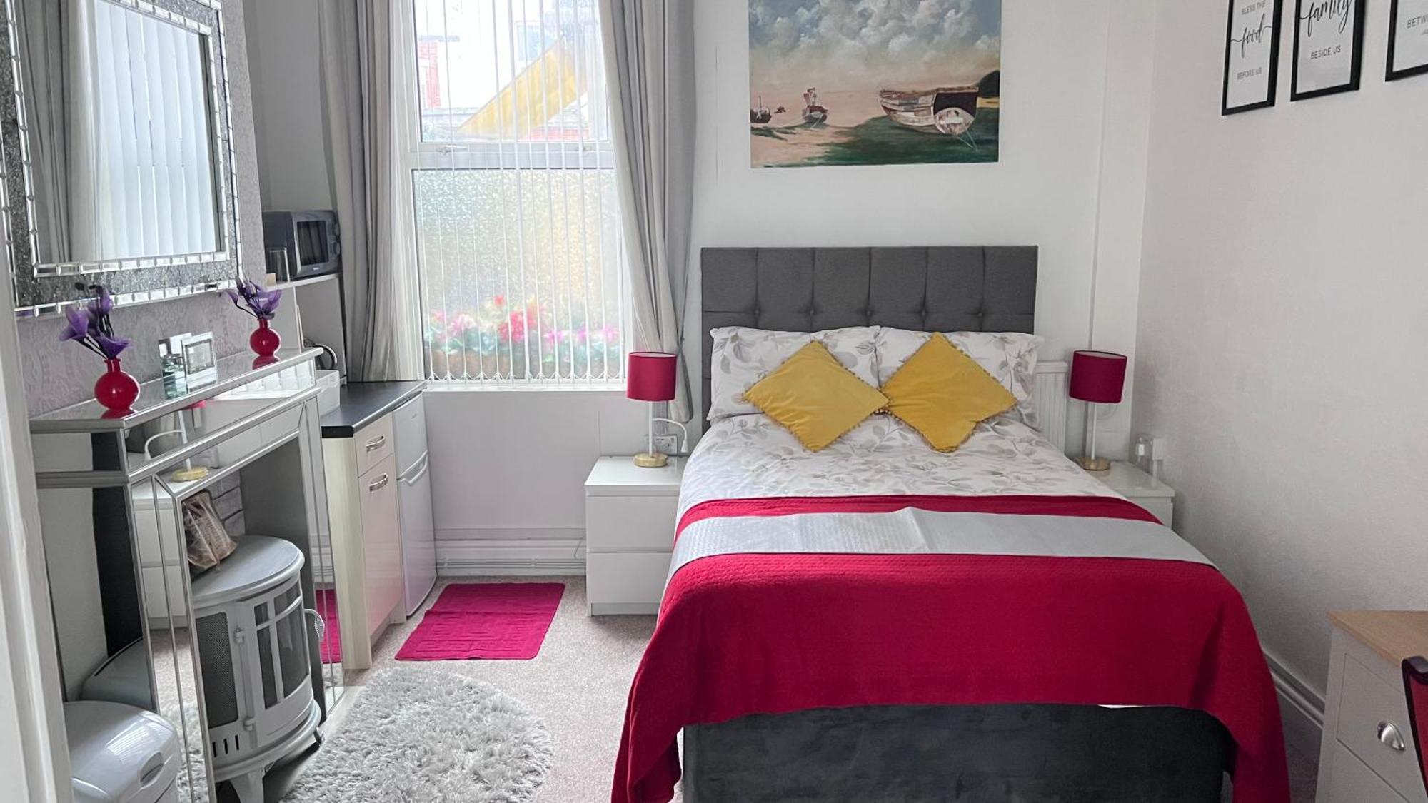 Victoria House - Self Catering Quiet Guesthouse - Adult Singles And Couples Only Blackpool Exterior photo