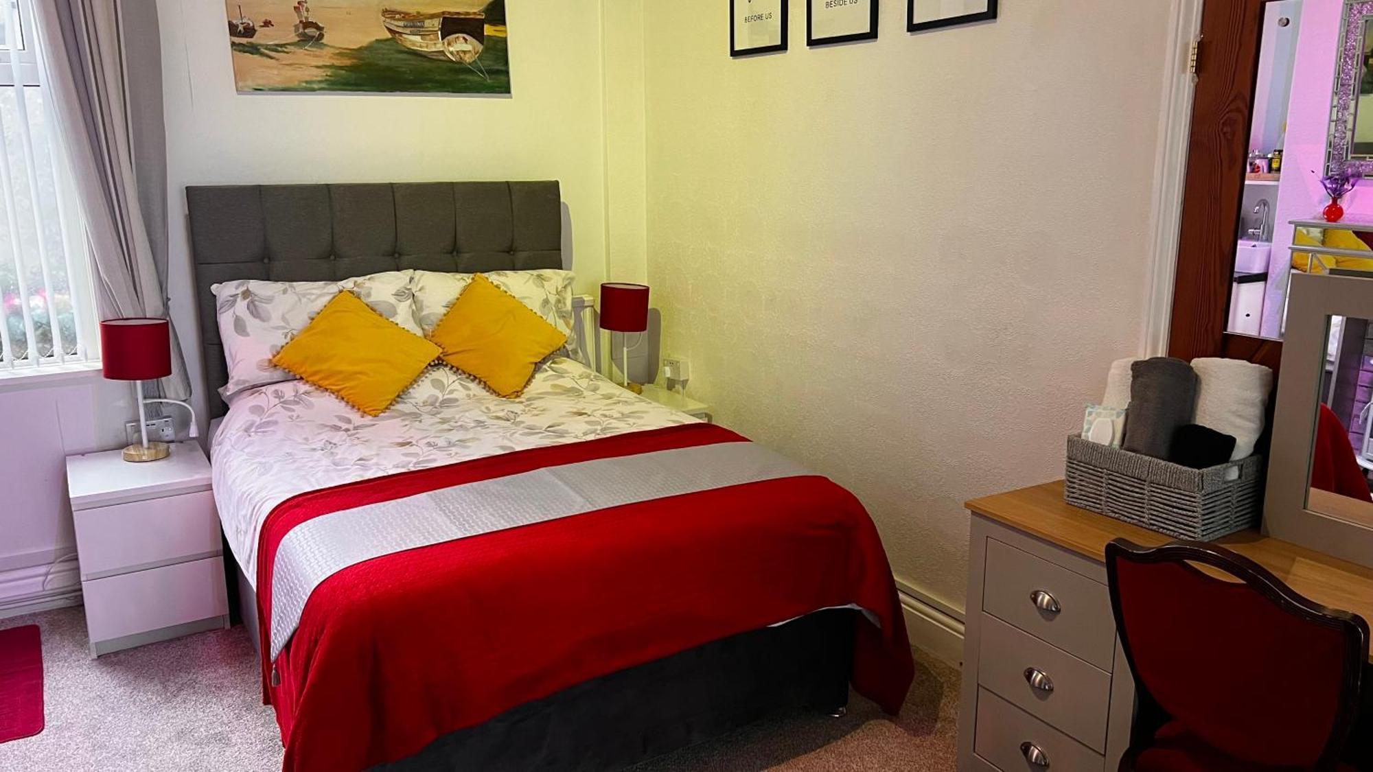 Victoria House - Self Catering Quiet Guesthouse - Adult Singles And Couples Only Blackpool Exterior photo
