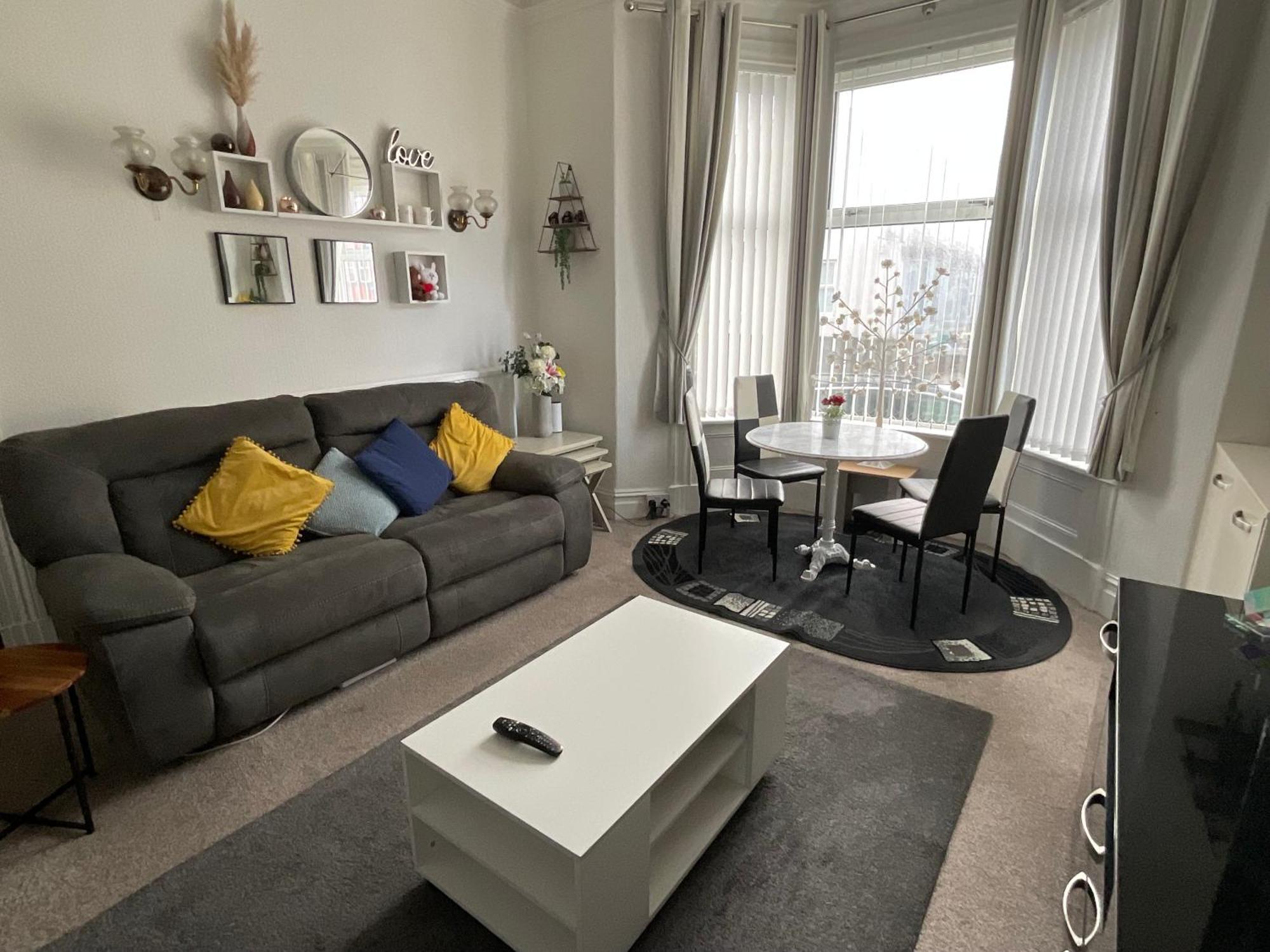 Victoria House - Self Catering Quiet Guesthouse - Adult Singles And Couples Only Blackpool Exterior photo
