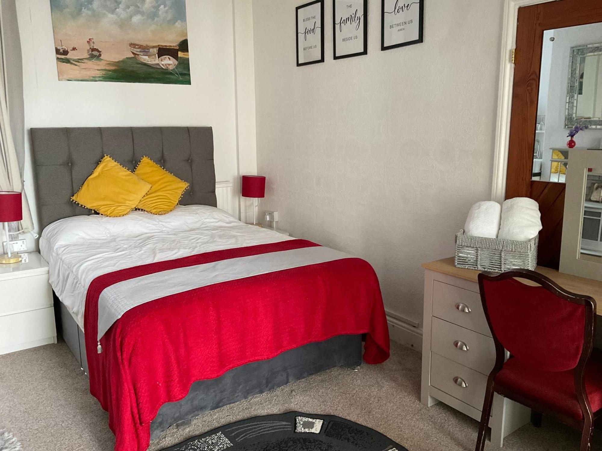 Victoria House - Self Catering Quiet Guesthouse - Adult Singles And Couples Only Blackpool Exterior photo