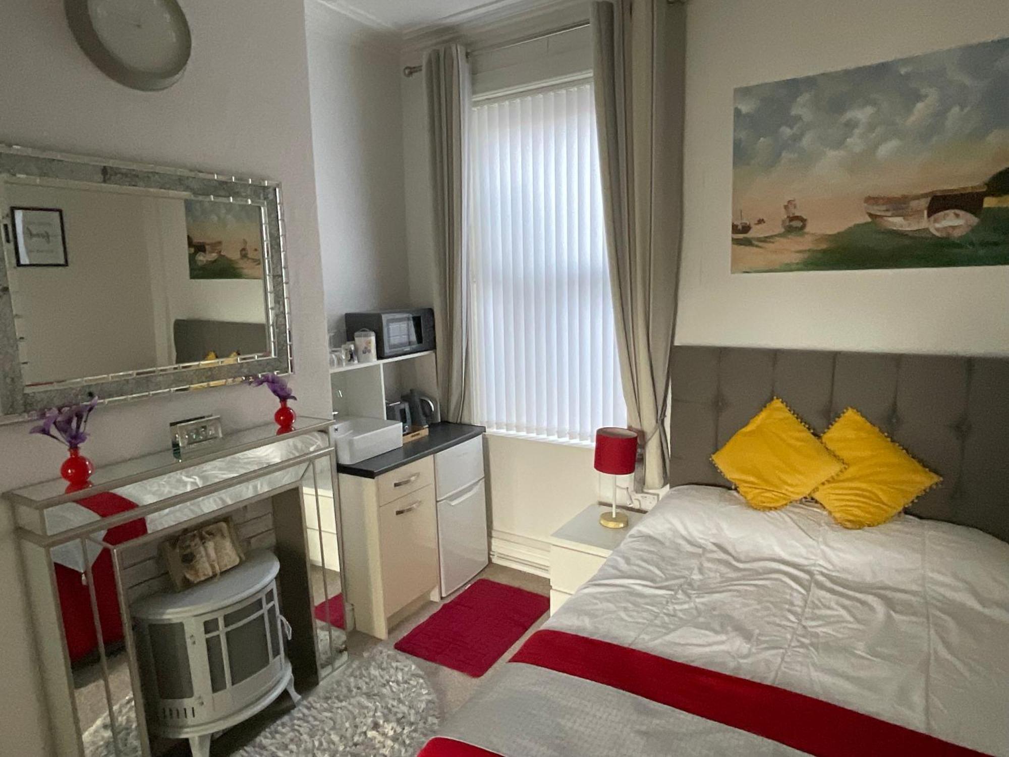 Victoria House - Self Catering Quiet Guesthouse - Adult Singles And Couples Only Blackpool Exterior photo