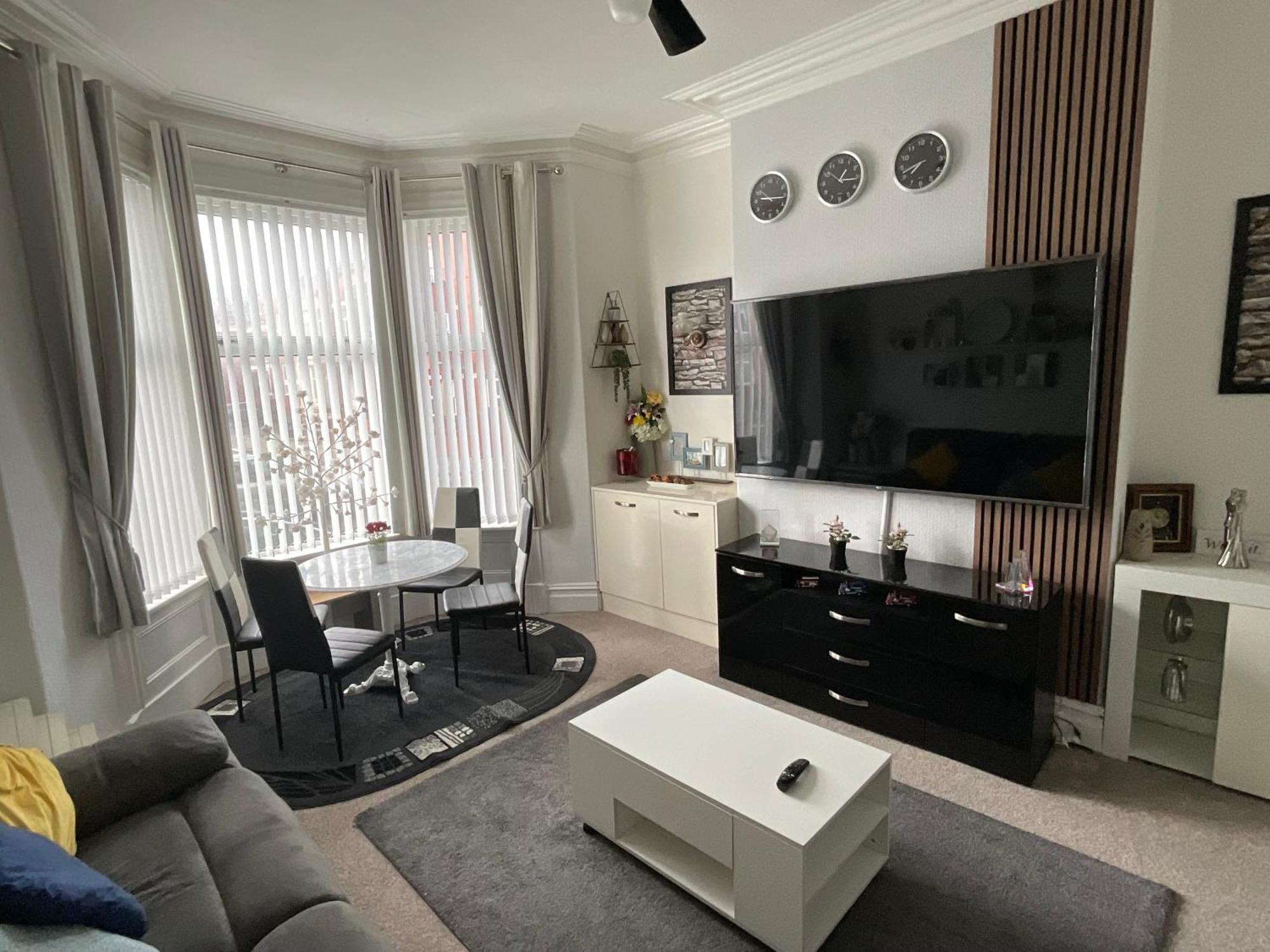 Victoria House - Self Catering Quiet Guesthouse - Adult Singles And Couples Only Blackpool Exterior photo