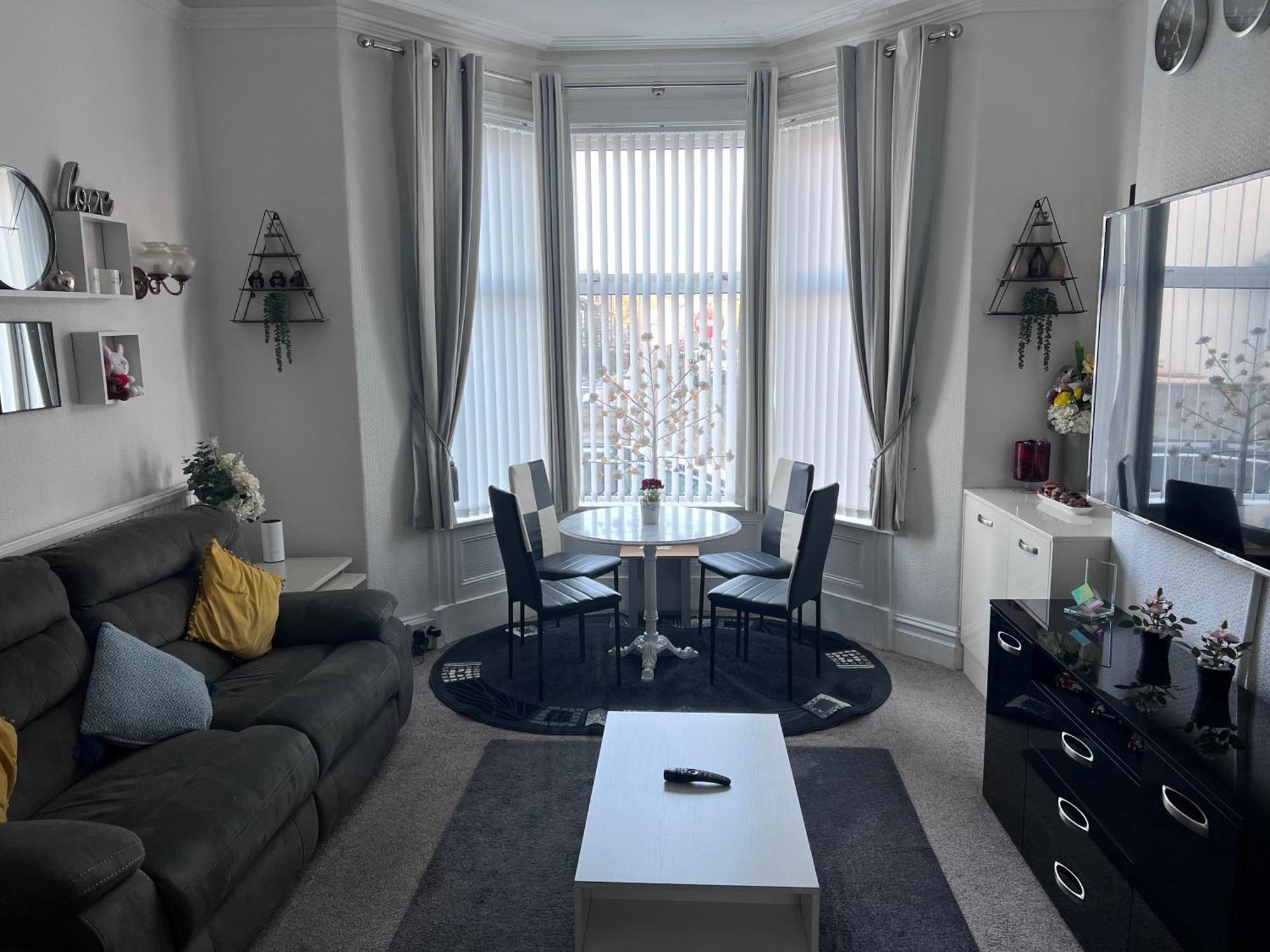 Victoria House - Self Catering Quiet Guesthouse - Adult Singles And Couples Only Blackpool Exterior photo