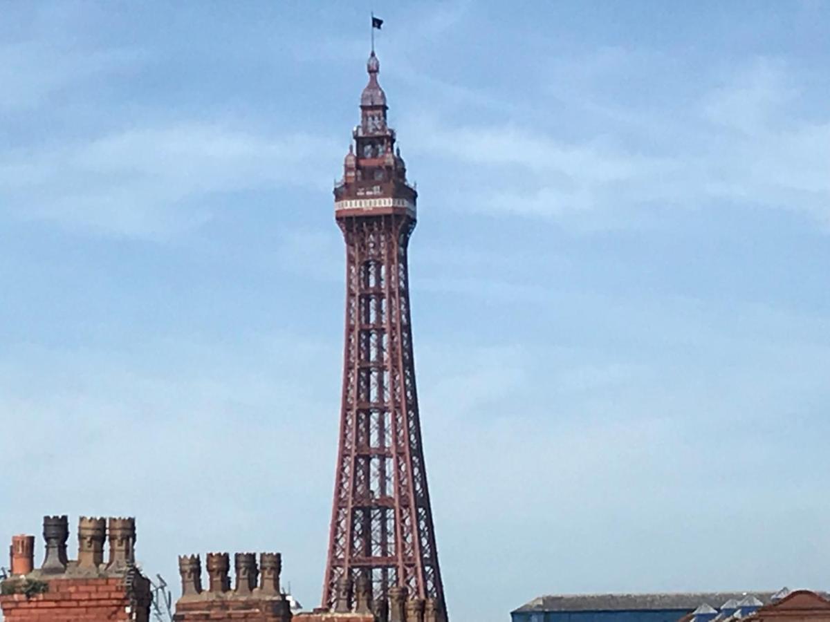Victoria House - Self Catering Quiet Guesthouse - Adult Singles And Couples Only Blackpool Exterior photo