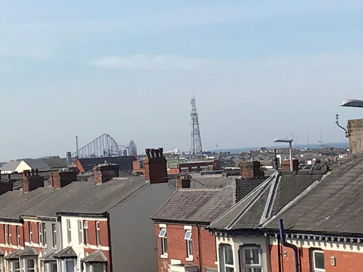 Victoria House - Self Catering Quiet Guesthouse - Adult Singles And Couples Only Blackpool Exterior photo