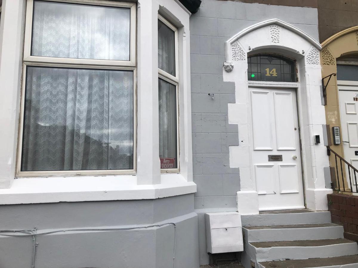 Victoria House - Self Catering Quiet Guesthouse - Adult Singles And Couples Only Blackpool Exterior photo